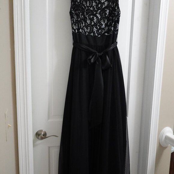 JessicaHoward Dresses & Skirts - Jessica Howard Sequined bodice cream/black formal dress